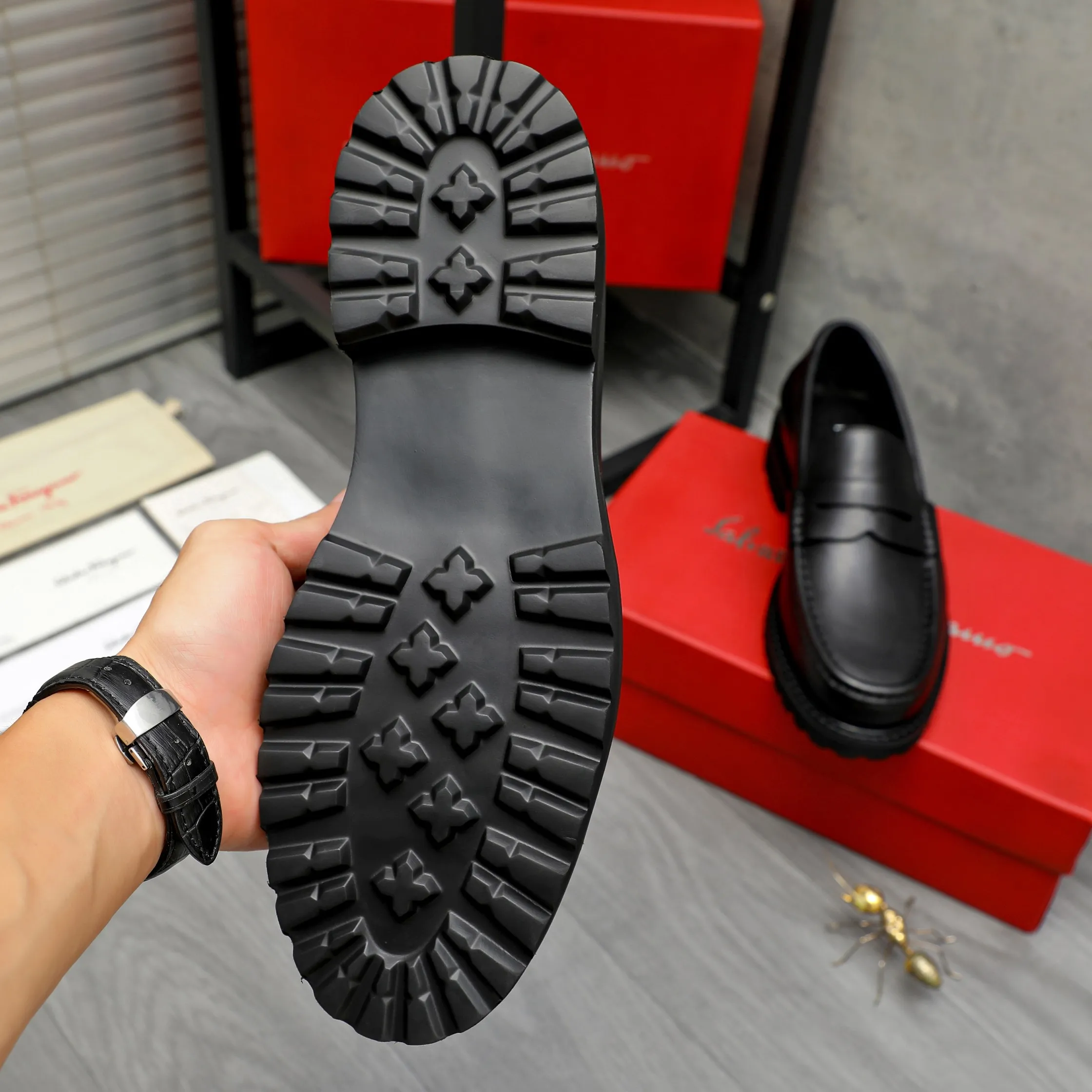 Men's shoes 💰442 Product trademark: Ferragamo "Ferragamo" business formal leather shoes Regular size: 38-46 (45.46 custom-made and non-refundable) Product materials: Selected high-quality cowhide upper, cowhide lining, non-slip rubber outsole